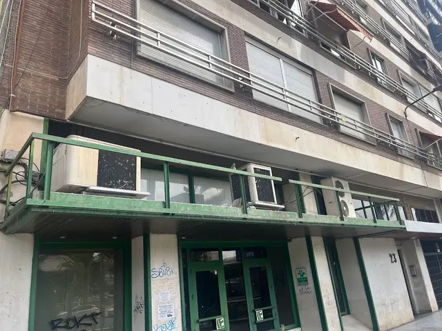 Maquinas viejas en la fachada de un sitio abandonado