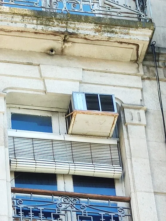 Ventana en balcón histórico — foto 1
