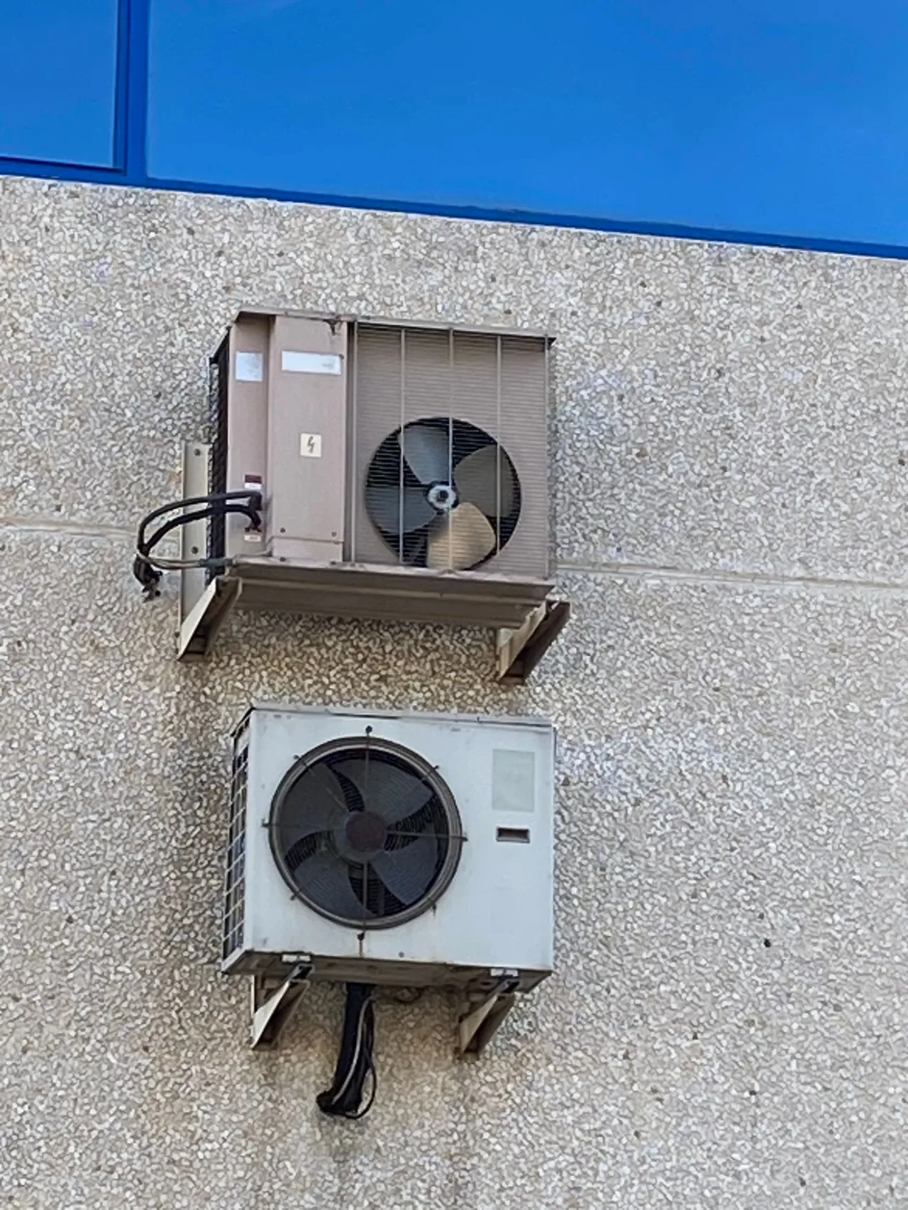 Unidad exterior marrón — foto 1